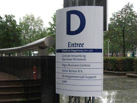 Bij de ingang staat deze info-zuil, zodat men precies weet welke bedrijven er gevestigd zijn.